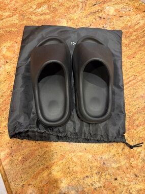 Yeeze slide Onxy size 4